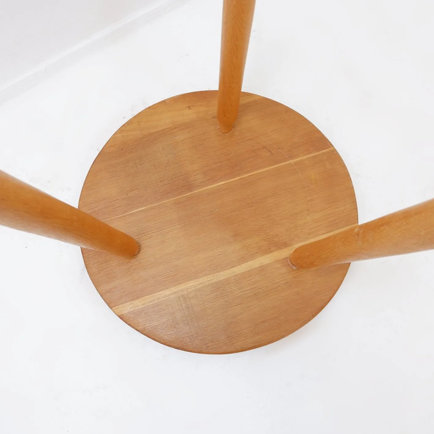 Dreibeiniger Vintage Beistelltisch aus Holz mit abgerundeten Beinen