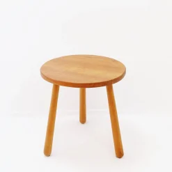 Dreibeiniger Vintage Beistelltisch aus Holz mit abgerundeten Beinen