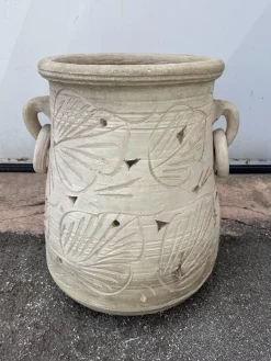 Dreieckiges Gefäß aus Terrakotta mit Gravuren