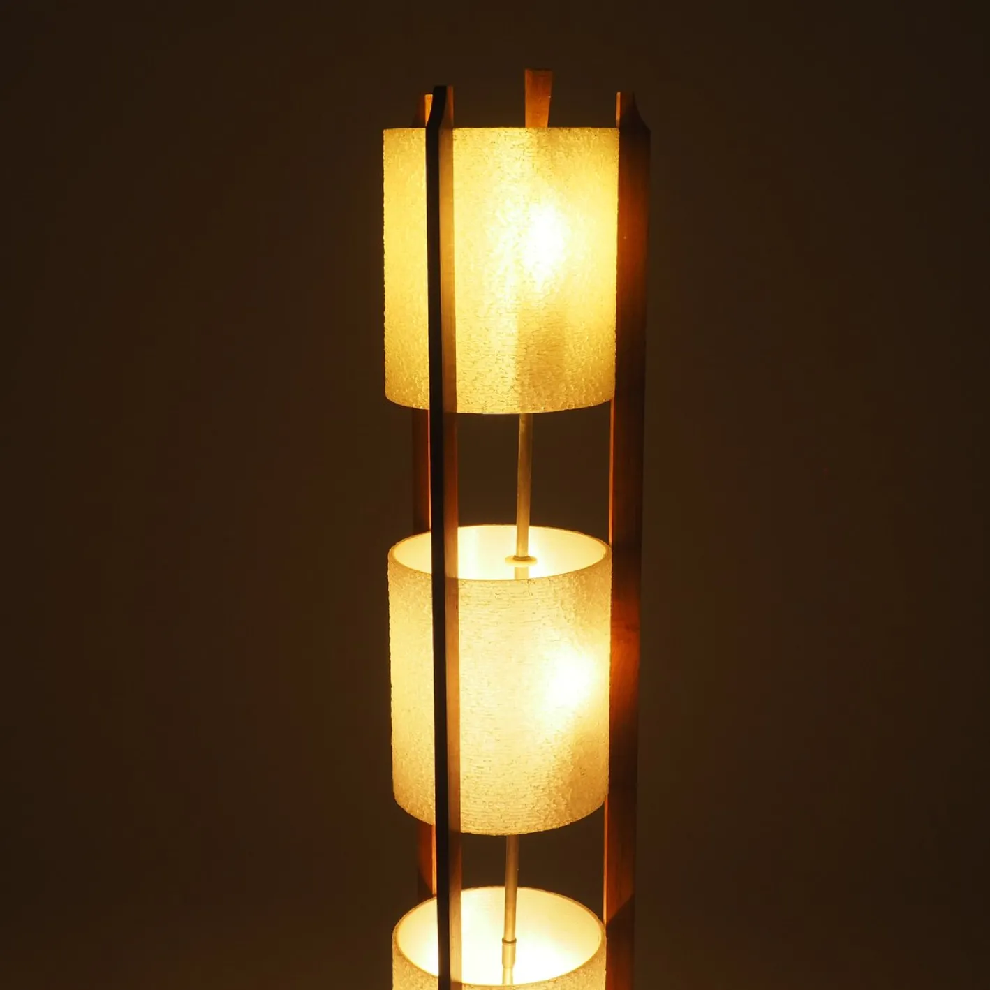Dreistufige Mid-Century Modern Stehlampe aus Glasfaser & Holz, 1950er
