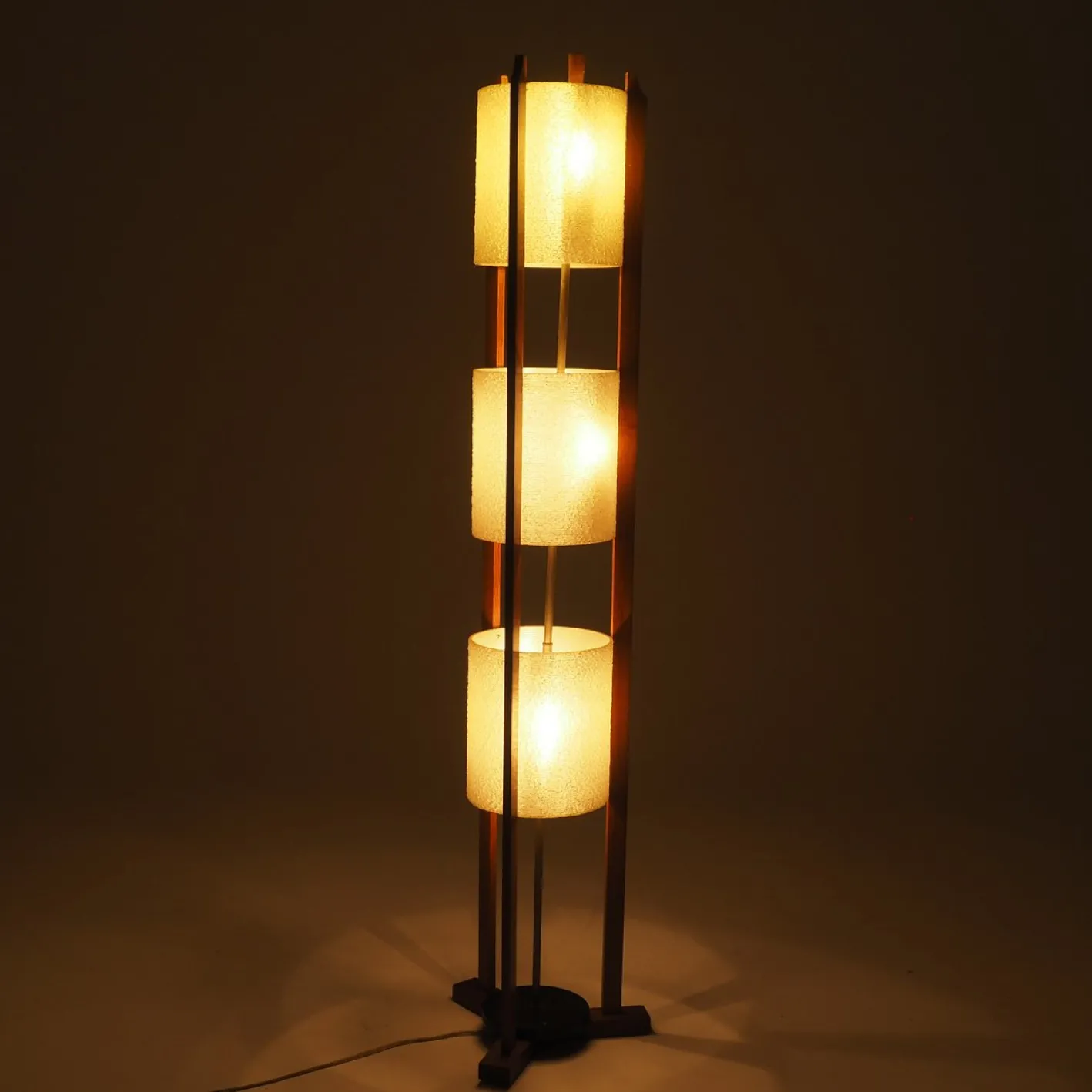 Dreistufige Mid-Century Modern Stehlampe aus Glasfaser & Holz, 1950er