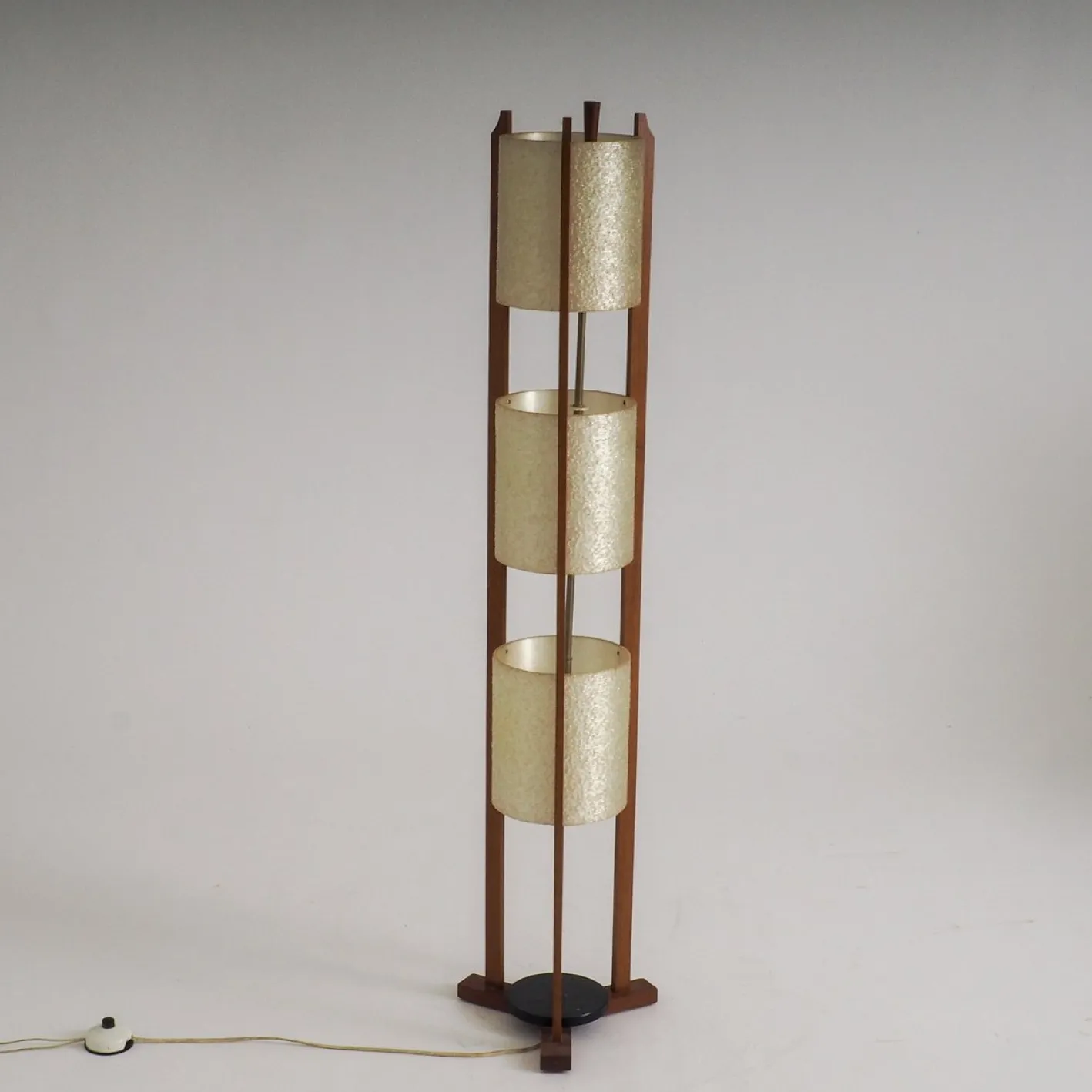 Dreistufige Mid-Century Modern Stehlampe aus Glasfaser & Holz, 1950er