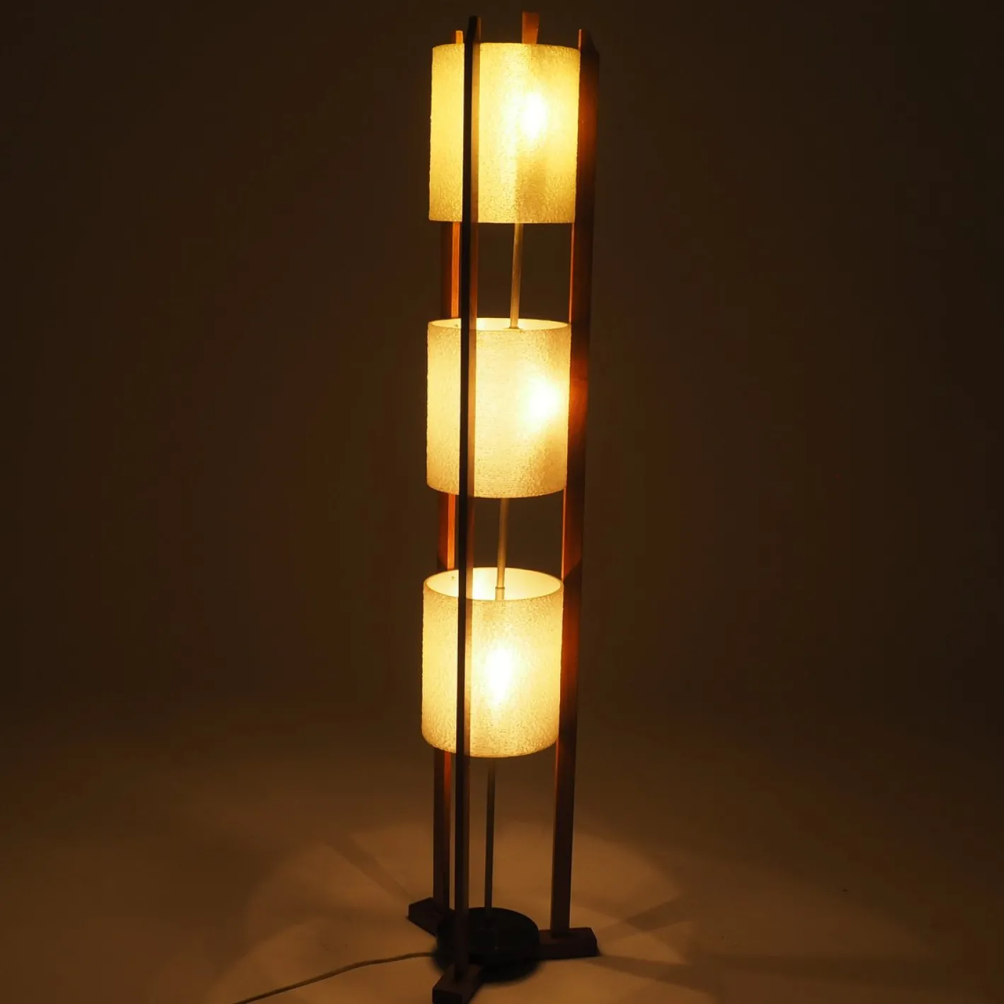 Dreistufige Mid-Century Modern Stehlampe aus Glasfaser & Holz, 1950er