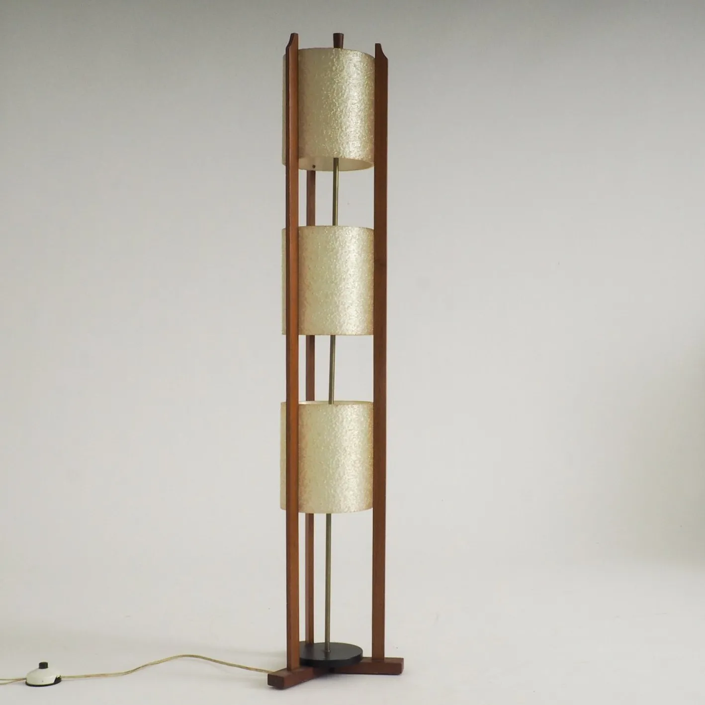 Dreistufige Mid-Century Modern Stehlampe aus Glasfaser & Holz, 1950er