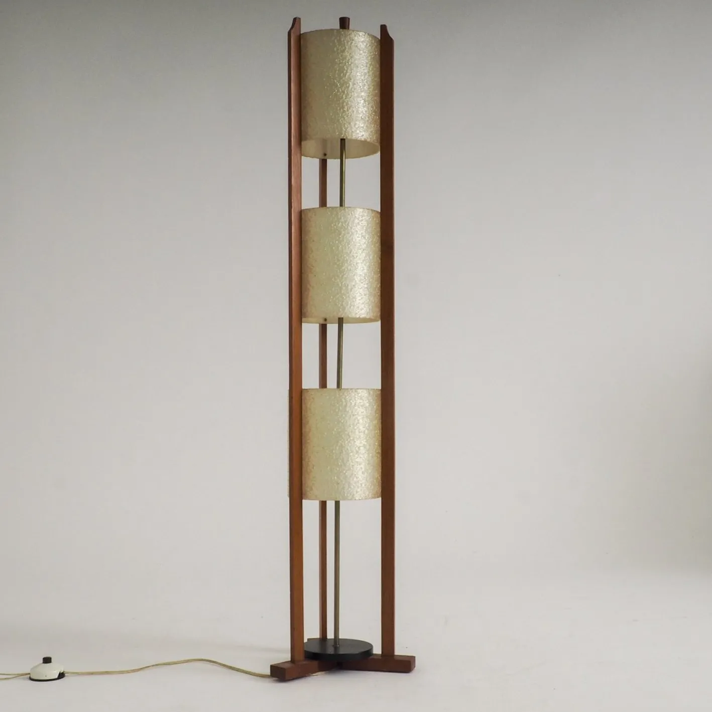 Dreistufige Mid-Century Modern Stehlampe aus Glasfaser & Holz, 1950er