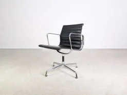 EA 108 Stuhl aus Leder von Charles & Ray Eames für Vitra