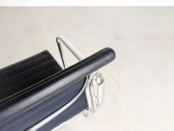 EA 108 Stuhl aus Leder von Charles & Ray Eames für Vitra