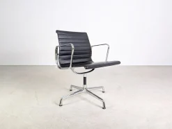 EA 108 Stuhl aus Leder von Charles & Ray Eames für Vitra