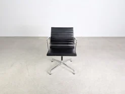 EA 108 Stuhl aus Leder von Charles & Ray Eames für Vitra