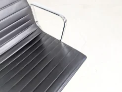 EA 108 Stuhl aus Leder von Charles & Ray Eames für Vitra