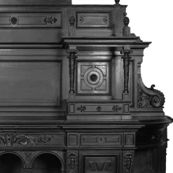 Ebonisiertes Geschnitztes Palladianisches Nussholz Highboard, 1750s
