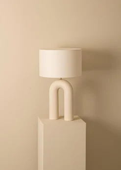Ecru Keramik Arko Tischlampe von Simone & Marcel