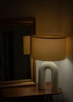 Ecru Keramik Arko Tischlampe von Simone & Marcel