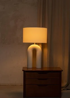 Ecru Keramik Arko Tischlampe von Simone & Marcel
