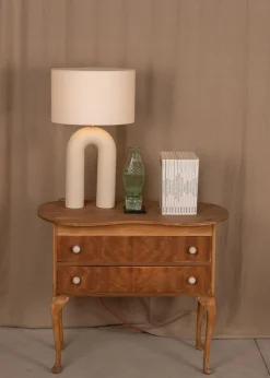 Ecru Keramik Arko Tischlampe von Simone & Marcel