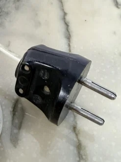 Emaillierte Metall und Messing Schreibtischlampe mit Drei Leuchten im Stil von Elio Martinelli, 1950