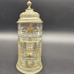 Emaillierter Gedenkkrug mit Zinndeckel