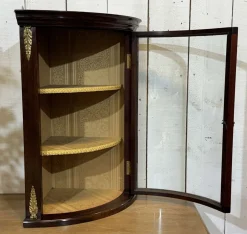 Englische Eckvitrine aus Mahagoni, 1950er