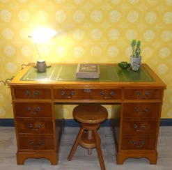 Englischer Edwardianischer Schreibtisch aus Eibenholz & grüner geprägter Lederplatte, 1960er