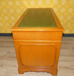 Englischer Edwardianischer Schreibtisch aus Eibenholz & grüner geprägter Lederplatte, 1960er