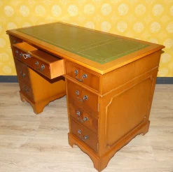 Englischer Edwardianischer Schreibtisch aus Eibenholz & grüner geprägter Lederplatte, 1960er