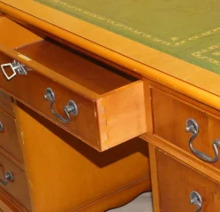 Englischer Edwardianischer Schreibtisch aus Eibenholz & grüner geprägter Lederplatte, 1960er