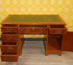 Englischer Edwardianischer Schreibtisch aus Eibenholz & grüner geprägter Lederplatte, 1960er