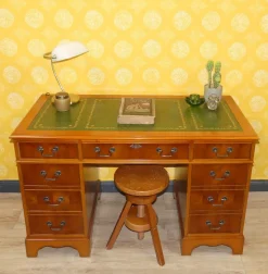 Englischer Edwardianischer Schreibtisch aus Eibenholz & grüner geprägter Lederplatte, 1960er