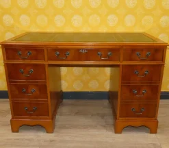 Englischer Edwardianischer Schreibtisch aus Eibenholz & grüner geprägter Lederplatte, 1960er