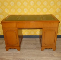 Englischer Edwardianischer Schreibtisch aus Eibenholz & grüner geprägter Lederplatte, 1960er