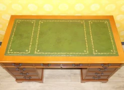 Englischer Edwardianischer Schreibtisch aus Eibenholz & grüner geprägter Lederplatte, 1960er