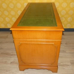 Englischer Edwardianischer Schreibtisch aus Eibenholz & grüner geprägter Lederplatte, 1960er