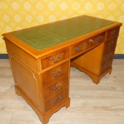 Englischer Edwardianischer Schreibtisch aus Eibenholz & grüner geprägter Lederplatte, 1960er
