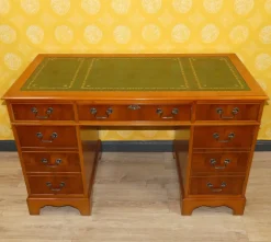 Englischer Edwardianischer Schreibtisch aus Eibenholz & grüner geprägter Lederplatte, 1960er
