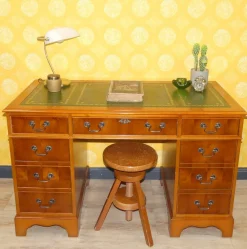 Englischer Edwardianischer Schreibtisch aus Eibenholz & grüner geprägter Lederplatte, 1960er