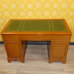 Englischer Edwardianischer Schreibtisch aus Eibenholz & grüner geprägter Lederplatte, 1960er