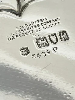 Englisches Silbertablett auf Pfotenfüßen, Gibson und Langman zugeschrieben, 1898
