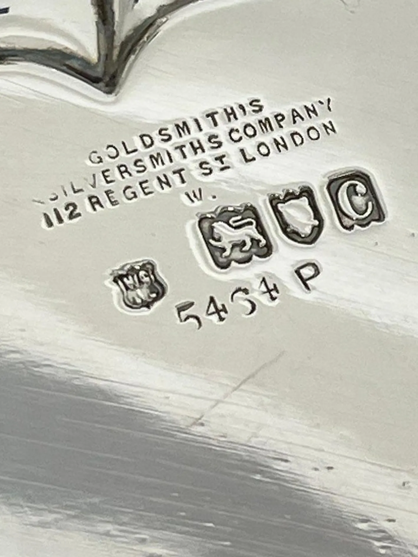 Englisches Silbertablett auf Pfotenfüßen, Gibson und Langman zugeschrieben, 1898