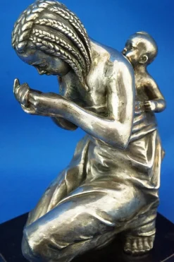 Enrico Bartoli, Skulptur der Mutterschaft, 1800er, Keramik in Silber