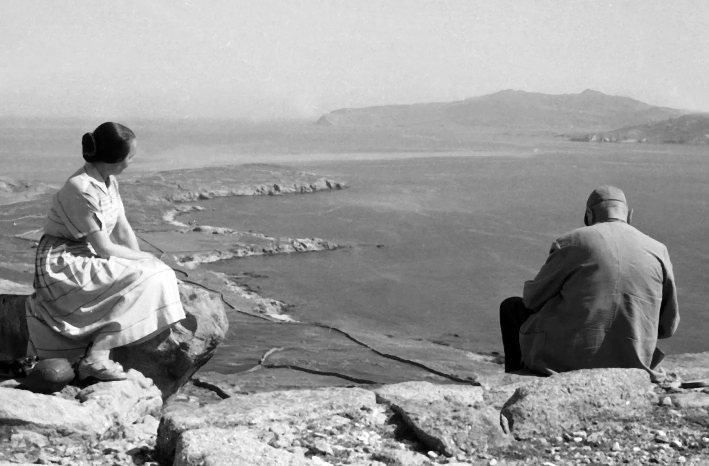 Erich Andres, Mann und Frau sitzend auf einer Klippe auf der Insel Delos, Griechenland, 1952, Fotografie