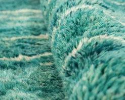 Exquisiter handgeknüpfter Wollteppich von Azele Studio