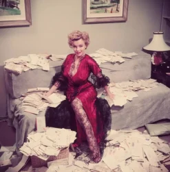 Fan Mail in Weiß von Slim Aarons