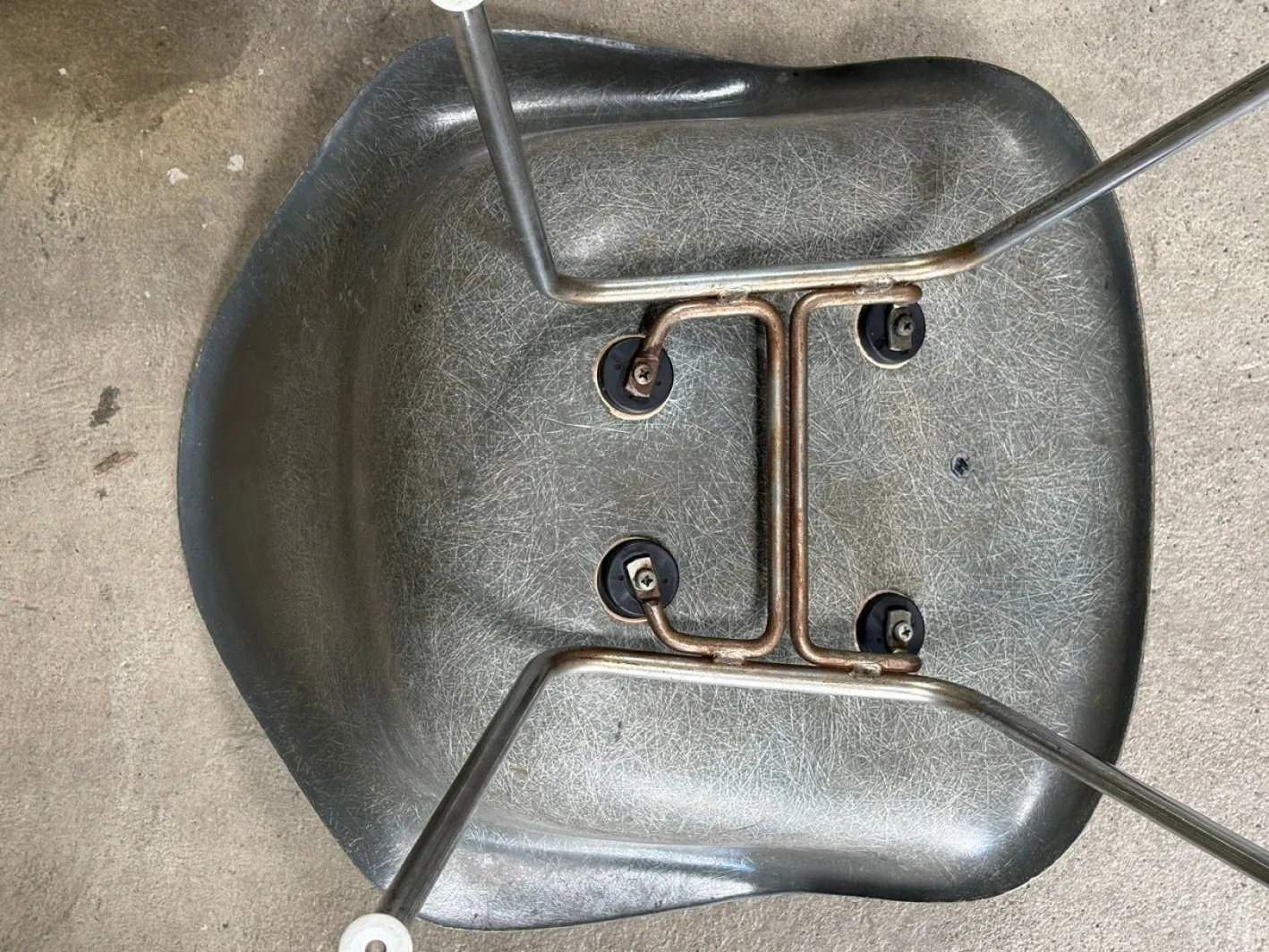 Fiberglas Sessel in Grau von Charles & Ray Eames für Herman Miller, 1950er, 2er Set