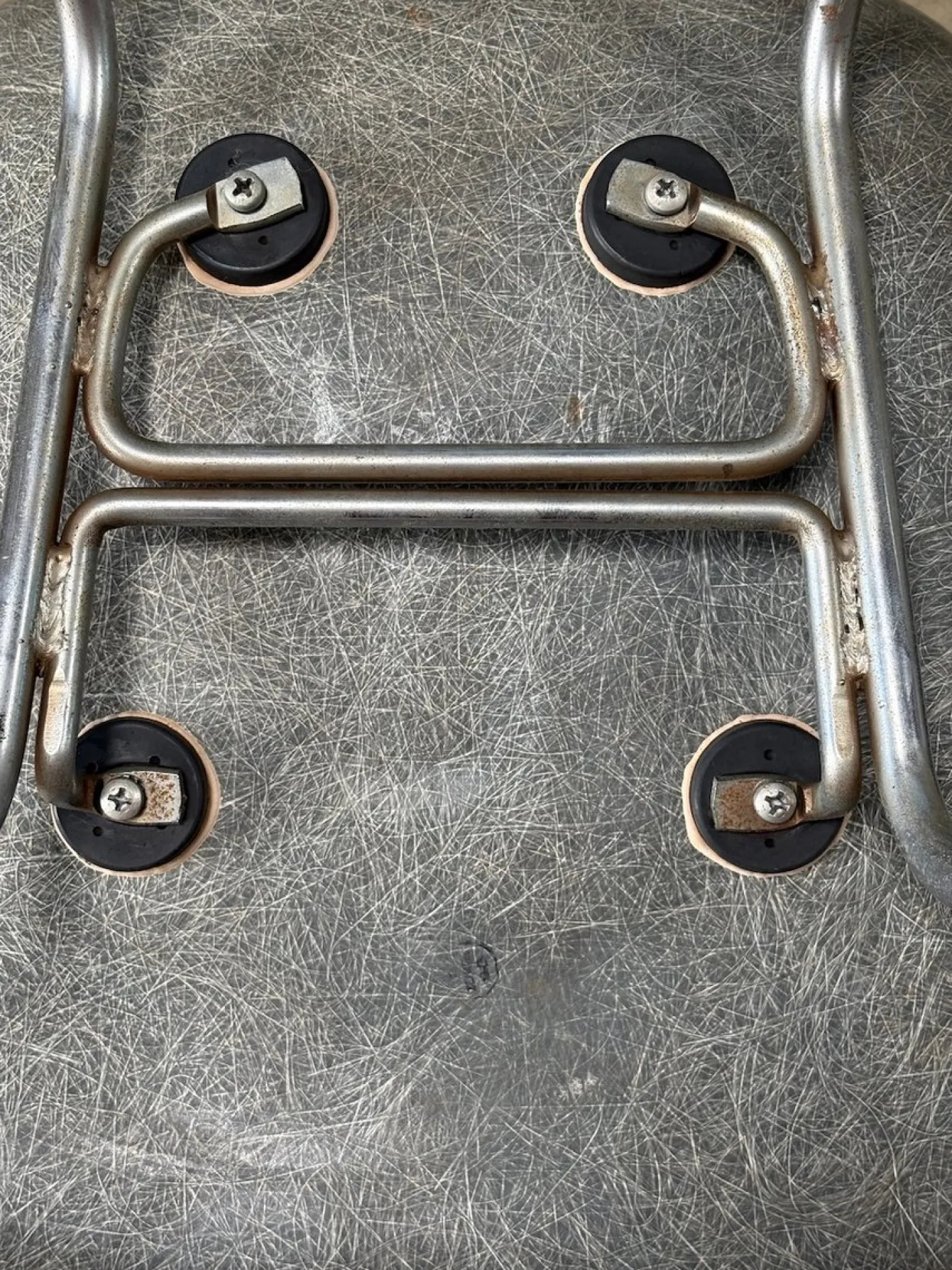 Fiberglas Sessel in Grau von Charles & Ray Eames für Herman Miller, 1950er, 2er Set