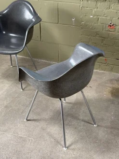 Fiberglas Sessel in Grau von Charles & Ray Eames für Herman Miller, 1950er, 2er Set