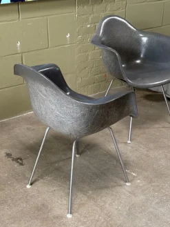 Fiberglas Sessel in Grau von Charles & Ray Eames für Herman Miller, 1950er, 2er Set