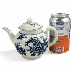 First Worcester Zaun Teekanne mit blauem Halbmond, 1760er