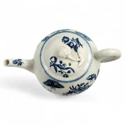First Worcester Zaun Teekanne mit blauem Halbmond, 1760er