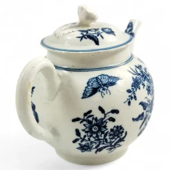 First Worcester Zaun Teekanne mit blauem Halbmond, 1760er