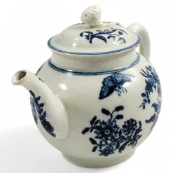 First Worcester Zaun Teekanne mit blauem Halbmond, 1760er
